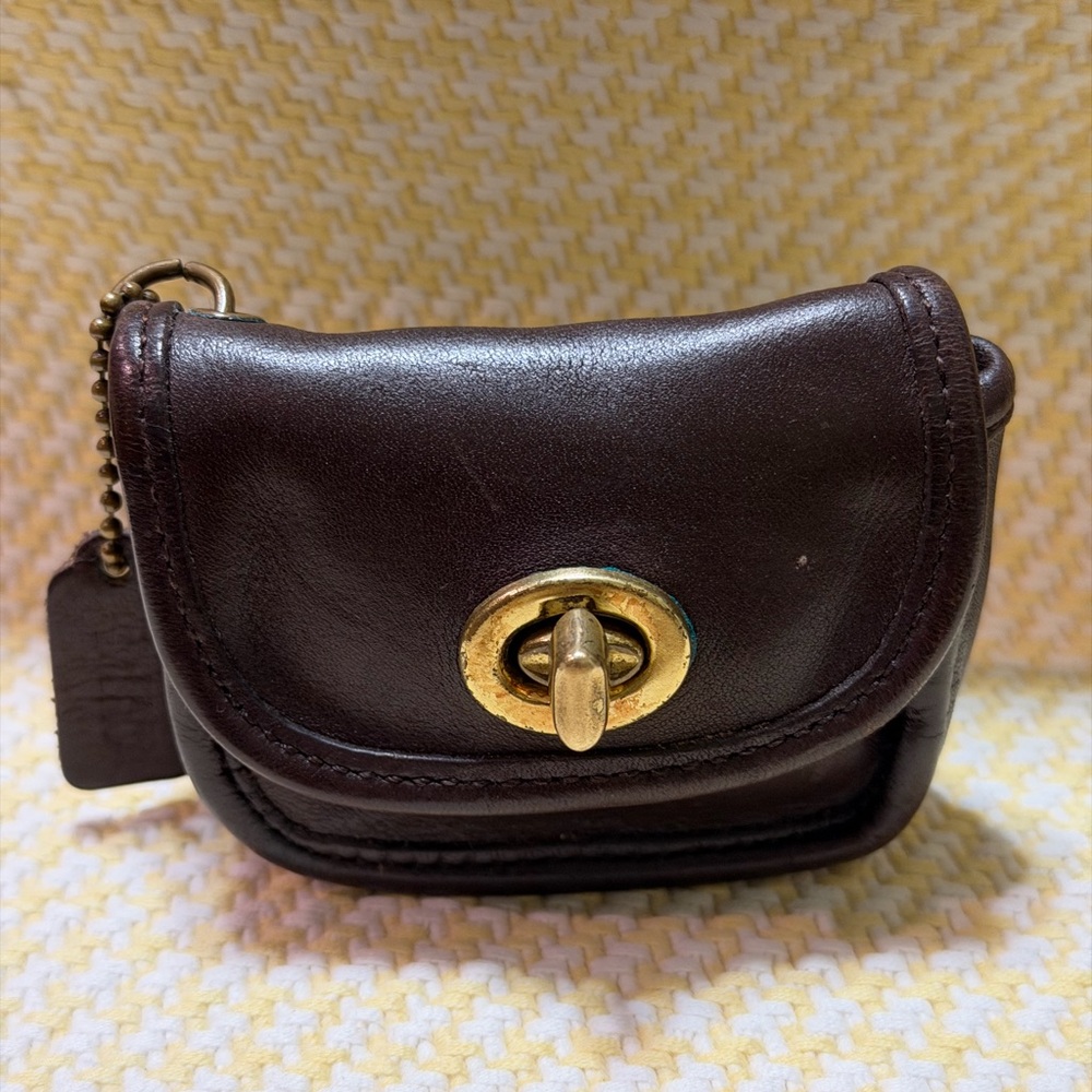 Vintage Coach City
Key Fob / Coin Pouch/Air-pod Case - Picture 7 of 12